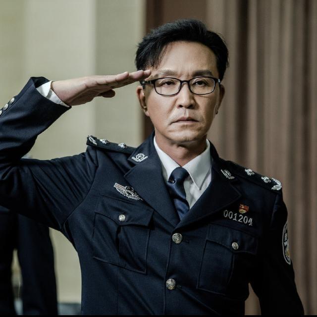 吴刚：一盒冰淇淋娶到妻子，恩爱30年无绯闻，明星儿子成他骄傲