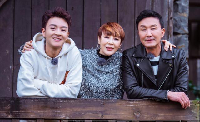 吴刚：一盒冰淇淋娶到妻子，恩爱30年无绯闻，明星儿子成他骄傲