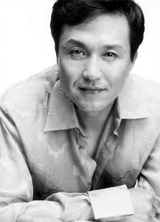 吴刚：一盒冰淇淋娶到妻子，恩爱30年无绯闻，明星儿子成他骄傲