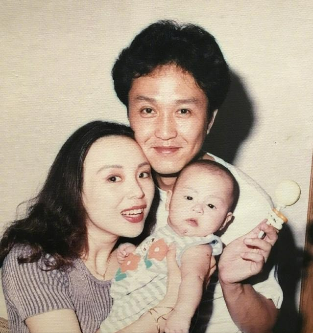 吴刚：一盒冰淇淋娶到妻子，恩爱30年无绯闻，明星儿子成他骄傲