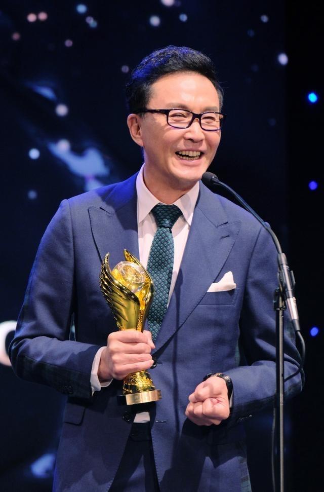 吴刚：一盒冰淇淋娶到妻子，恩爱30年无绯闻，明星儿子成他骄傲