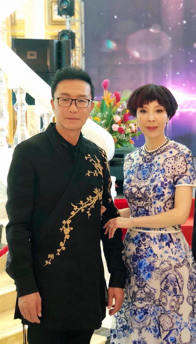 吴刚：一盒冰淇淋娶到妻子，恩爱30年无绯闻，明星儿子成他骄傲