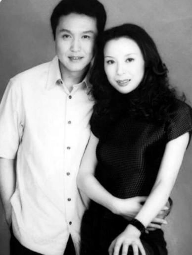 吴刚：一盒冰淇淋娶到妻子，恩爱30年无绯闻，明星儿子成他骄傲