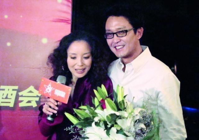 吴刚：一盒冰淇淋娶到妻子，恩爱30年无绯闻，明星儿子成他骄傲