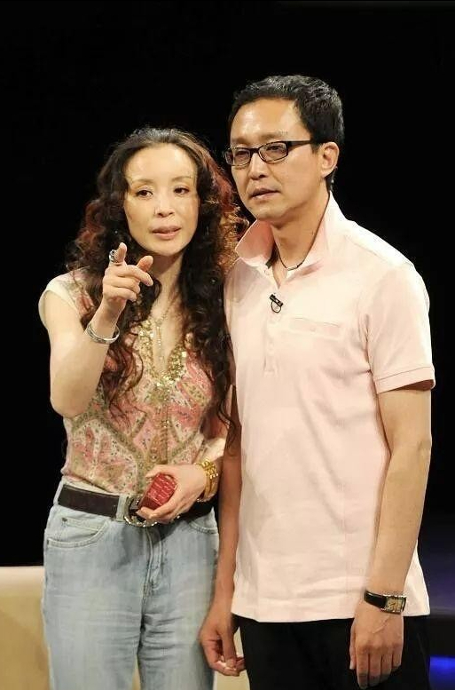 吴刚：一盒冰淇淋娶到妻子，恩爱30年无绯闻，明星儿子成他骄傲