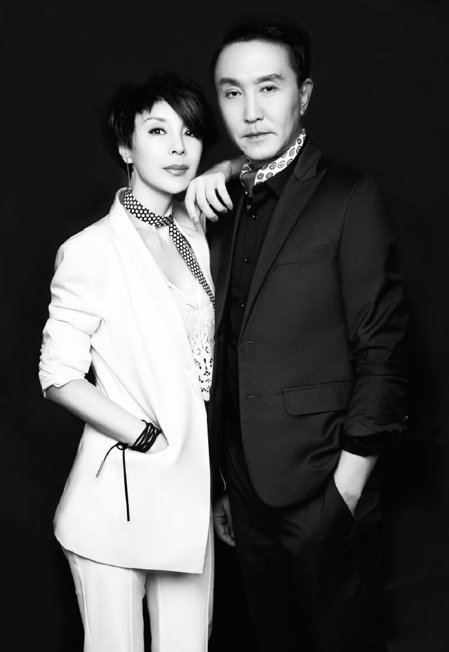 吴刚：一盒冰淇淋娶到妻子，恩爱30年无绯闻，明星儿子成他骄傲