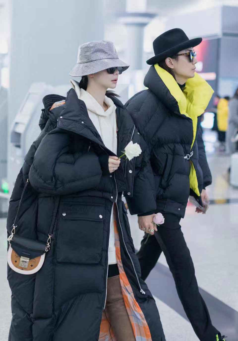 戚薇化身民国女子，旗袍开叉大秀美腿，手拿烟头气质妩媚性感