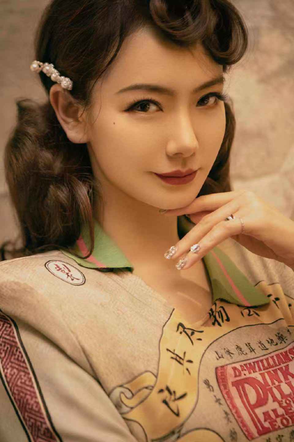 戚薇化身民国女子，旗袍开叉大秀美腿，手拿烟头气质妩媚性感