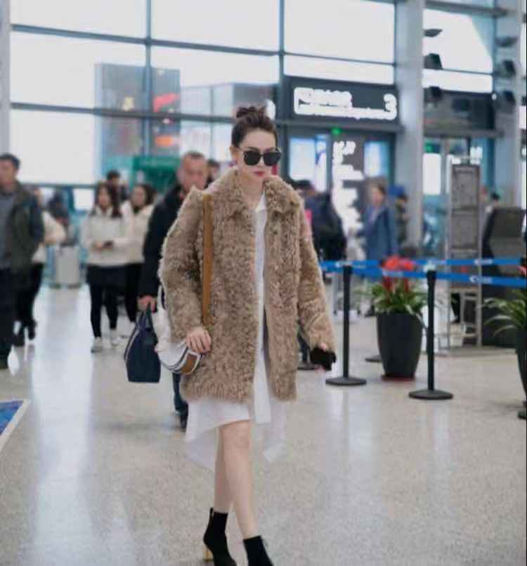 戚薇化身民国女子，旗袍开叉大秀美腿，手拿烟头气质妩媚性感