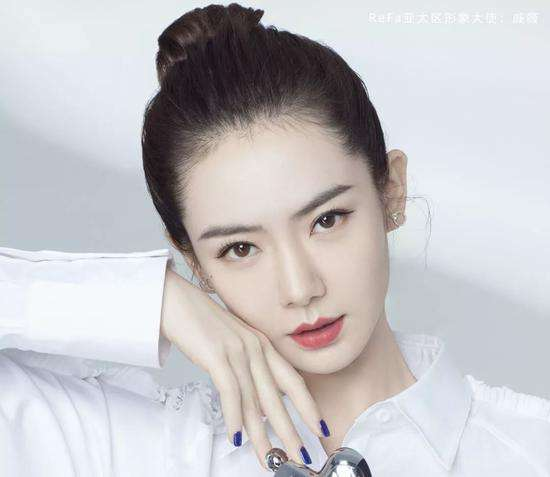 戚薇化身民国女子，旗袍开叉大秀美腿，手拿烟头气质妩媚性感