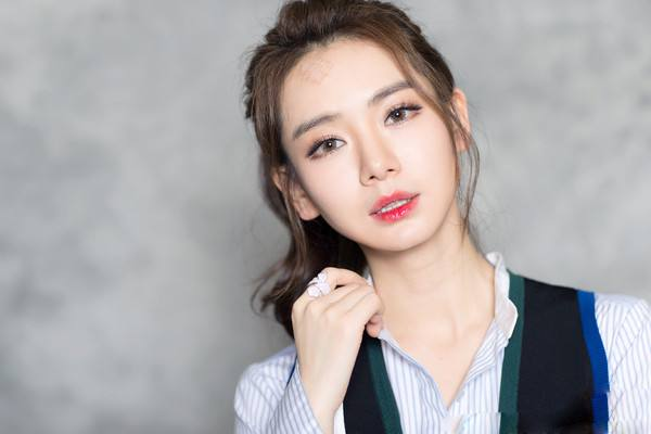 戚薇化身民国女子，旗袍开叉大秀美腿，手拿烟头气质妩媚性感