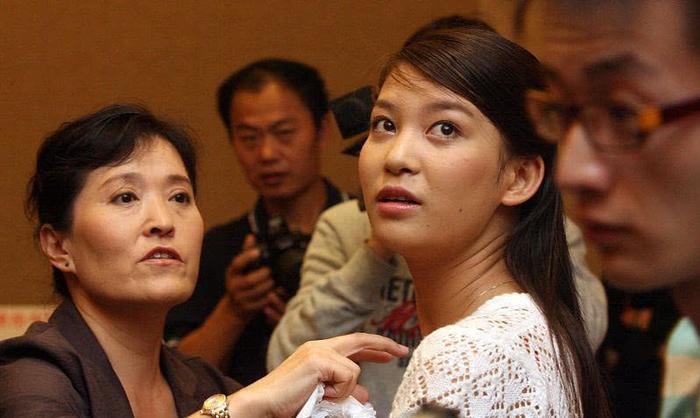 她三岁失去双臂，17岁演戏成名，如今28岁又成女老板