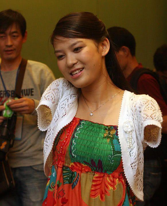 她三岁失去双臂，17岁演戏成名，如今28岁又成女老板
