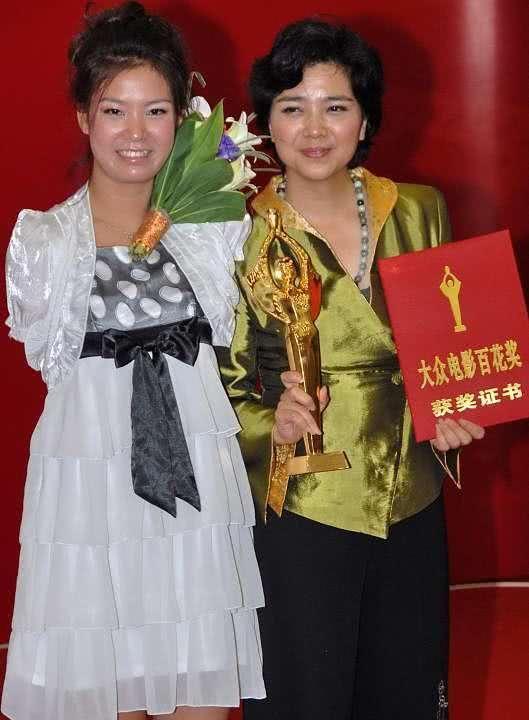 她三岁失去双臂，17岁演戏成名，如今28岁又成女老板