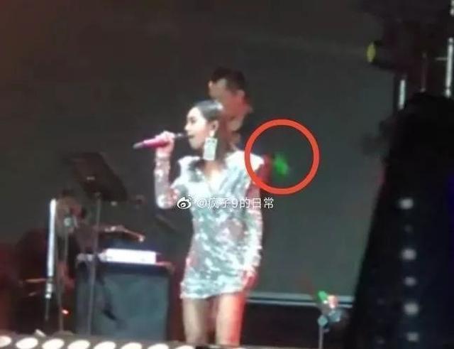 蔡依林演出时遭激光笔直射眼睛！曾有人因为看它就瞎了一只眼！