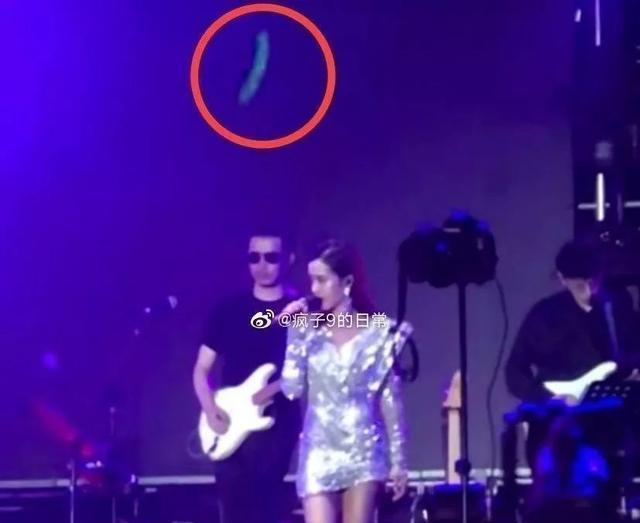 蔡依林演出时遭激光笔直射眼睛！曾有人因为看它就瞎了一只眼！