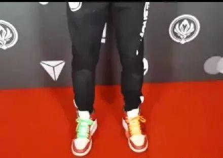 王思聪电竞队成员花300万买鞋，几年前还只是名网管 | 10件事