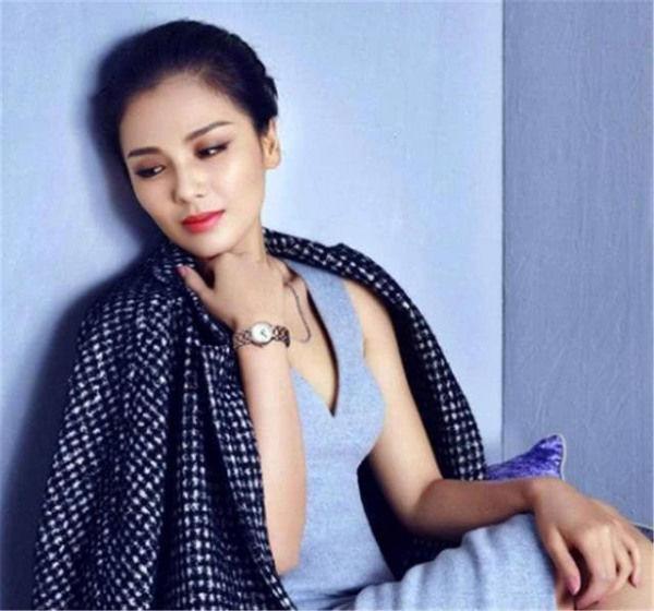41岁刘涛直播间表演倒立，一步到位动作敏捷，可惜衣服没穿对