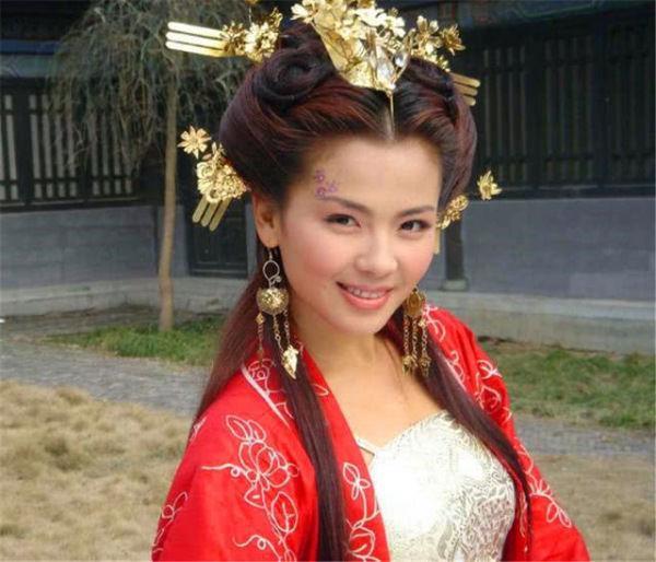 41岁刘涛直播间表演倒立，一步到位动作敏捷，可惜衣服没穿对