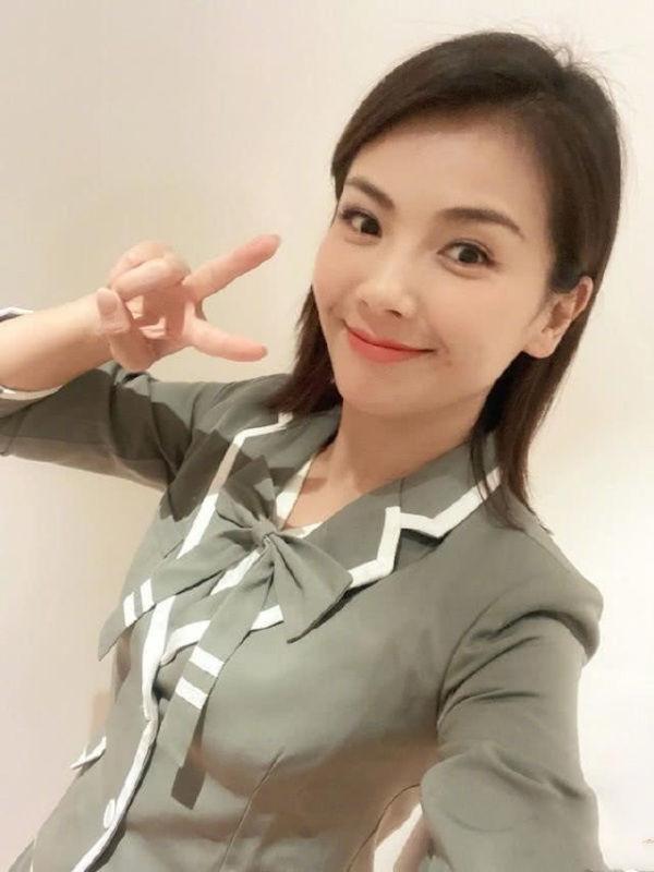 41岁刘涛直播间表演倒立，一步到位动作敏捷，可惜衣服没穿对