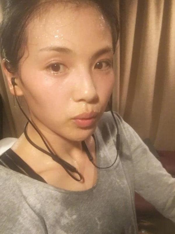 41岁刘涛直播间表演倒立，一步到位动作敏捷，可惜衣服没穿对