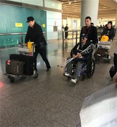 网友偶遇吴京坐轮椅现身机场，吴京方回应：治疗后直接回剧组了！