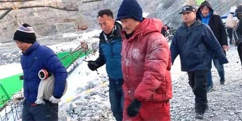 网友偶遇吴京坐轮椅现身机场，吴京方回应：治疗后直接回剧组了！