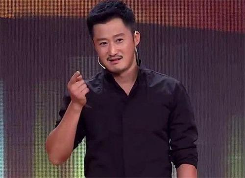 网友偶遇吴京坐轮椅现身机场，吴京方回应：治疗后直接回剧组了！