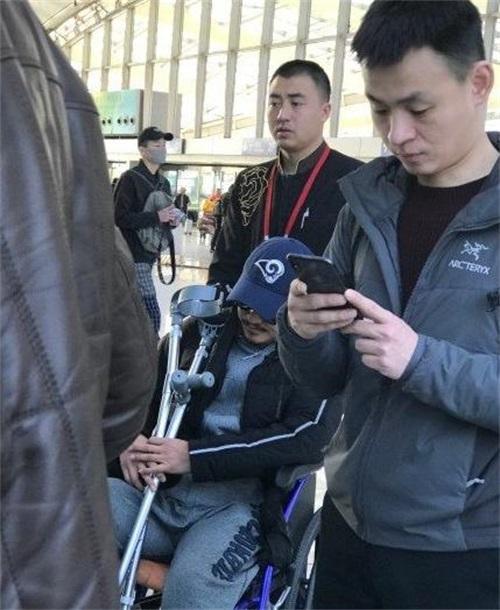 网友偶遇吴京坐轮椅现身机场，吴京方回应：治疗后直接回剧组了！