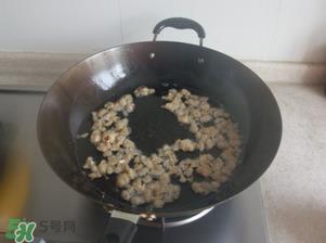 熬猪油为什么要加水？熬猪油水放多了怎么办？