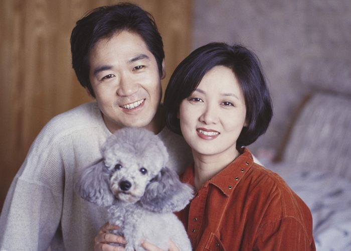 邓婕收养几个孩子了？深扒邓婕哪年收养孩子的张默如何评价邓婕？