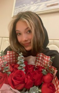 ​谷爱凌与赌王儿女一同出游（何超欣被指像助理）