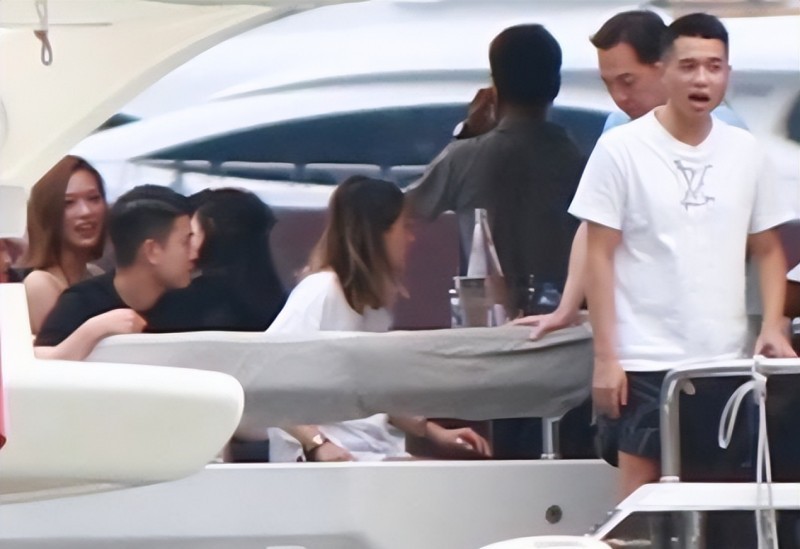 谷爱凌与赌王儿女一同出游（何超欣被指像助理）