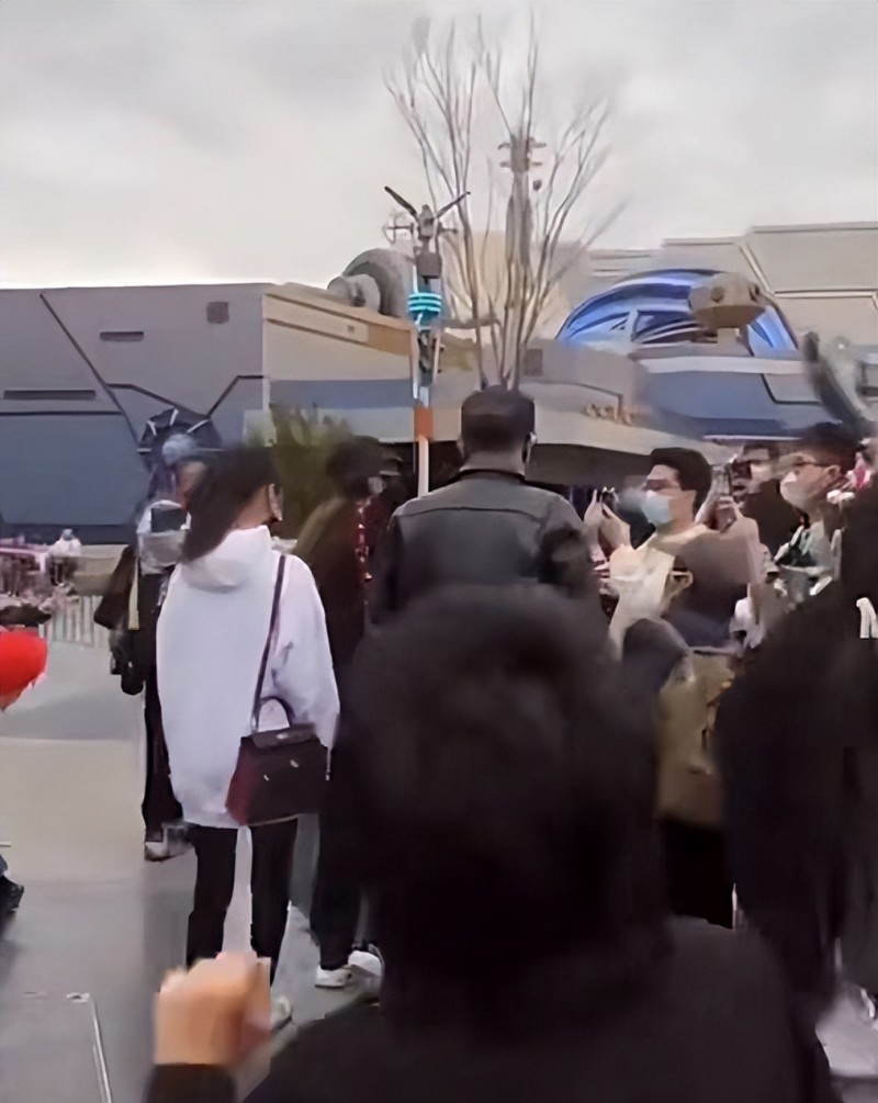 谷爱凌与赌王儿女一同出游（何超欣被指像助理）