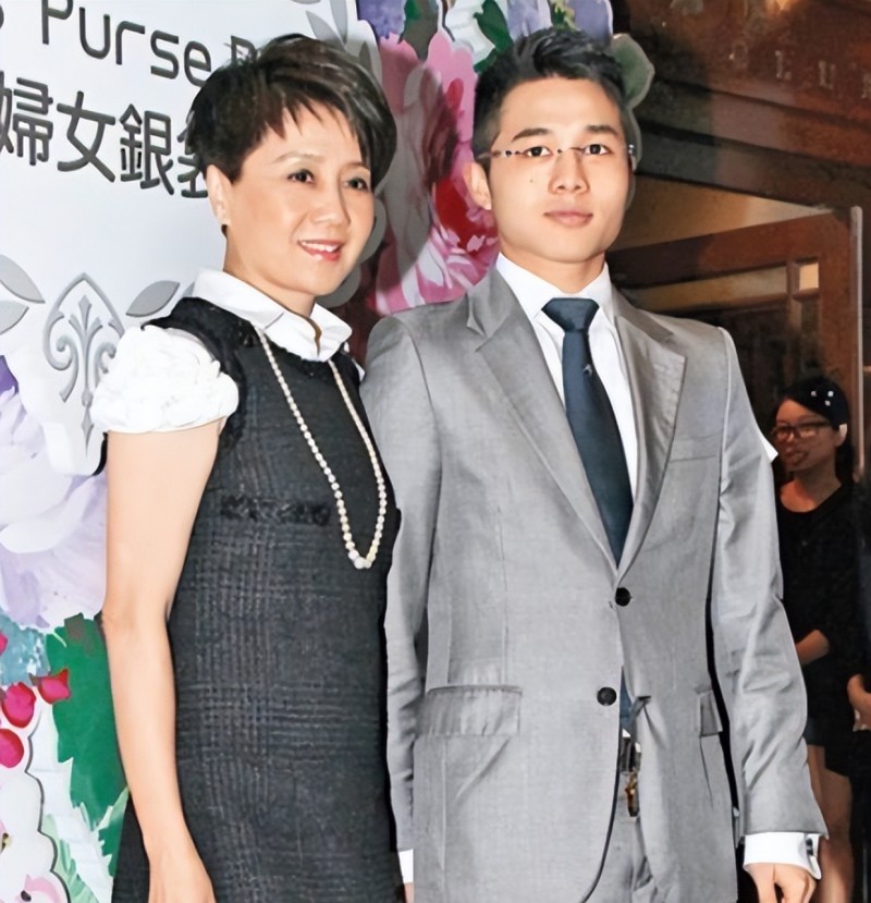 谷爱凌与赌王儿女一同出游（何超欣被指像助理）