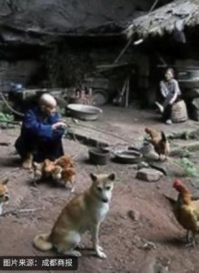 ​夫妻岩洞生活约60年，丈夫离世妻子不愿离开，网友：现实版“杨过与小龙女”