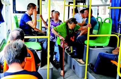 ​回顾 河南大爷狂扇不让座小伙4个巴掌后猝死，家属索赔50万，判了