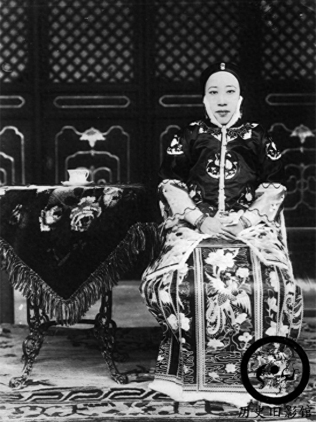 一组袁世凯的家族照：妻妾众多，女眷们个个都长得很漂亮