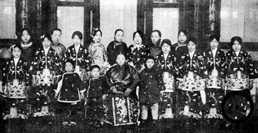 一组袁世凯的家族照：妻妾众多，女眷们个个都长得很漂亮