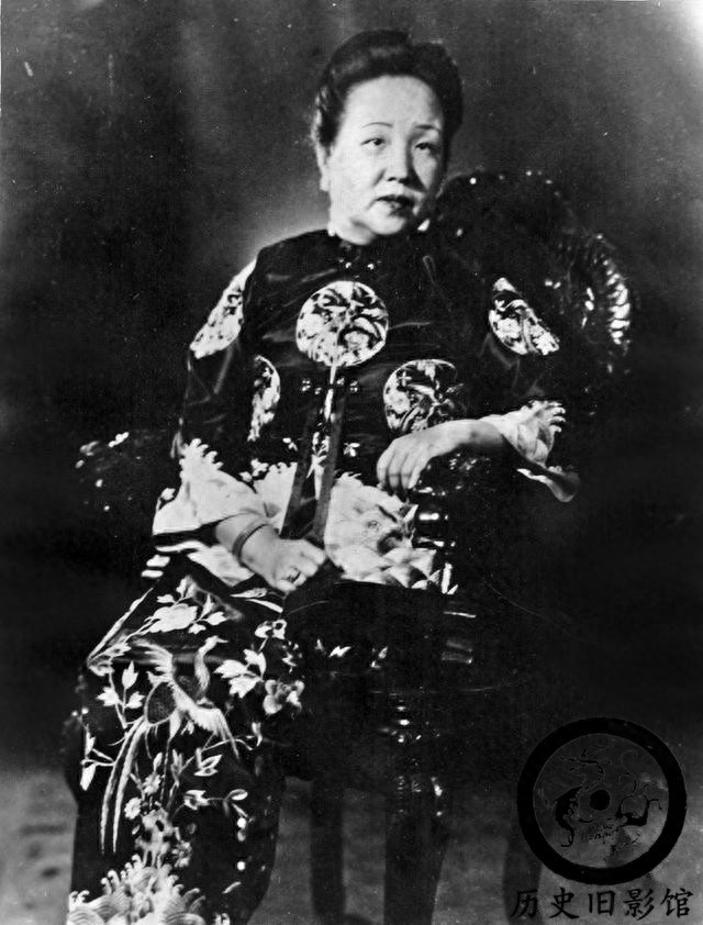 一组袁世凯的家族照：妻妾众多，女眷们个个都长得很漂亮