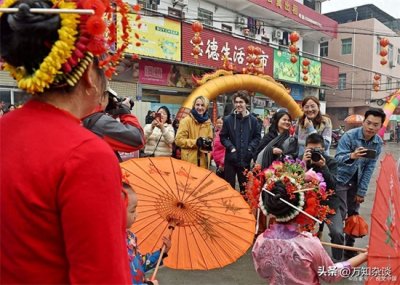 ​从历史深处走来：簪花习俗的演变与文化内涵