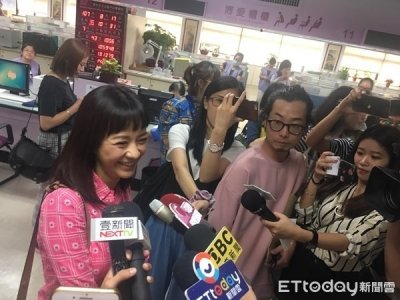 ​陈意涵挺孕肚现身事务所 与老公许富翔甜蜜领证