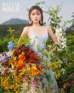 ​关晓彤真是性感绝缘体！新大片穿抹胸摆pose一脸僵硬，浪费好身材