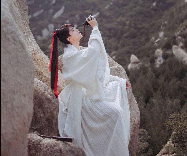 妖扬真名叫王敬轩 一个比较犯二的小男孩