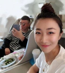 ​孙红雷老婆（小15岁娇妻绑丸子头可爱）