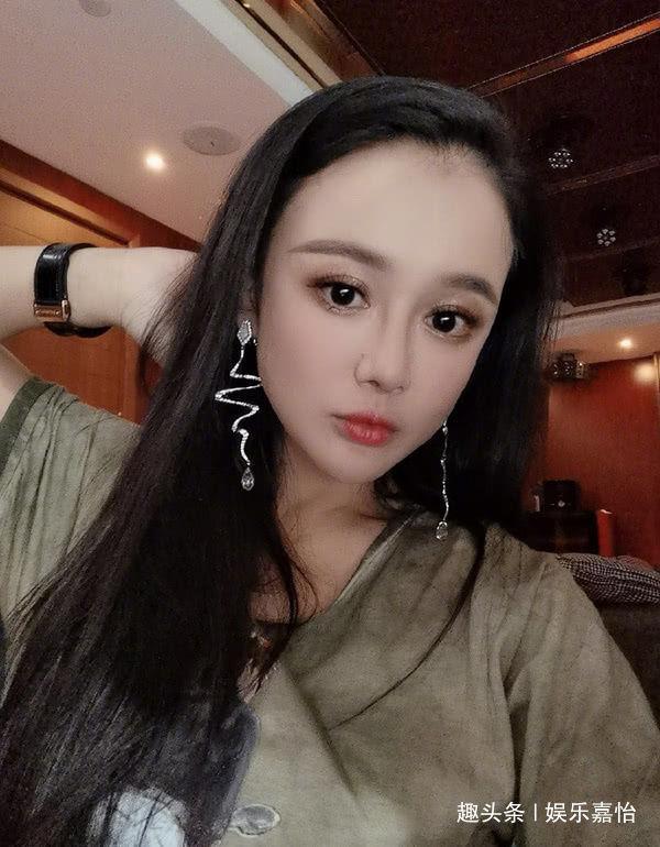 冉莹颖穿紧身衣秀蜂腰，身体曲线不似三娃妈，性感程度赶超柳岩了