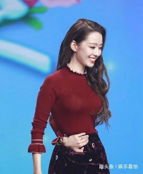 冉莹颖穿紧身衣秀蜂腰，身体曲线不似三娃妈，性感程度赶超柳岩了