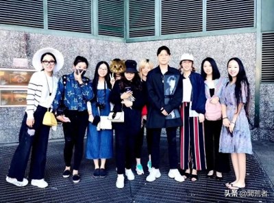 ​李易峰现状与粉丝合影留念，并赠送粉丝签名照