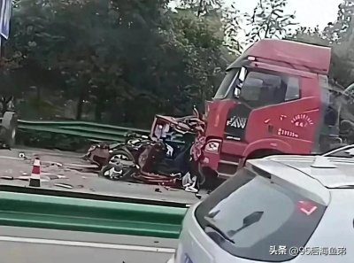 ​安徽阜阳一辆大货车追尾等红灯的小轿车，致车上四人死亡细节曝光