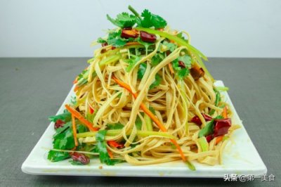 ​大厨教你一道凉拌豆腐丝，香辣过瘾好弹嫩，夏天专属的下饭菜